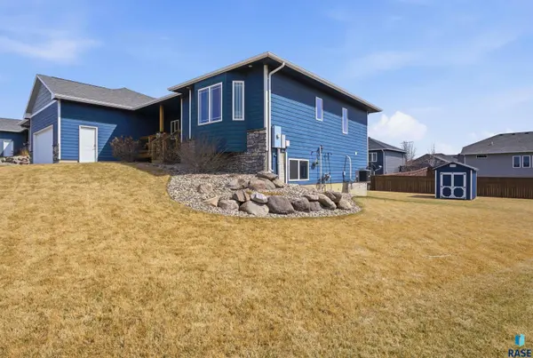 8205 E Willow Leaf St, Sioux Falls, SD 57110