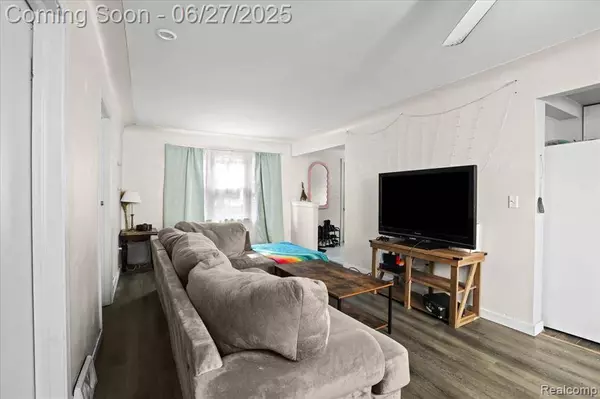 166 W Milton Avenue, Hazel Park, MI 48030