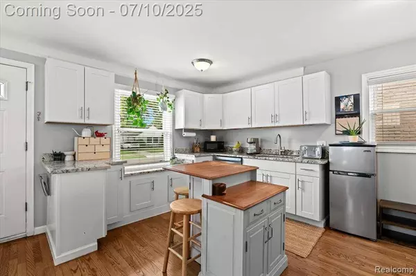 1624 Hampton Road, Grosse Pointe Woods, MI 48236