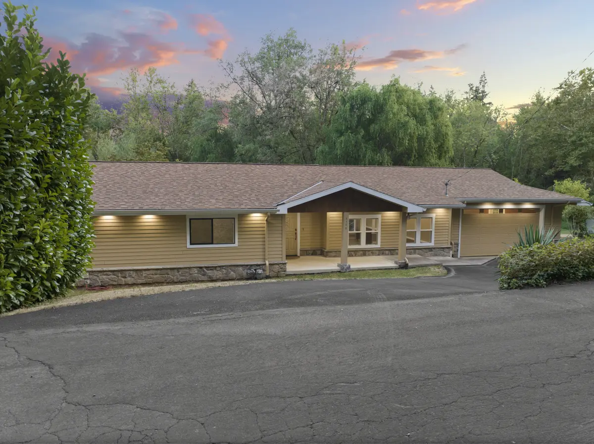 5140 Lower Dr, Lake Oswego, OR 97035-5321