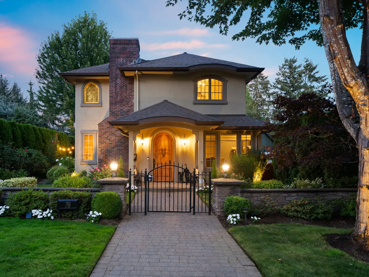 752 E Ave, Lake Oswego, OR 97034-2247