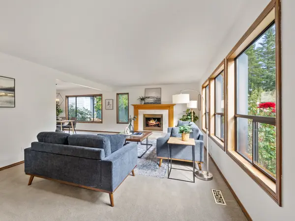801 Timberline Dr, Lake Oswego, OR 97034-1660