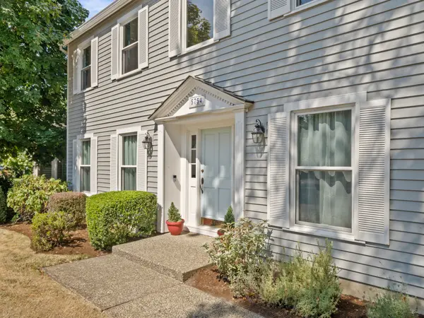 5754 Charles Cir, Lake Oswego, OR 97035-8710