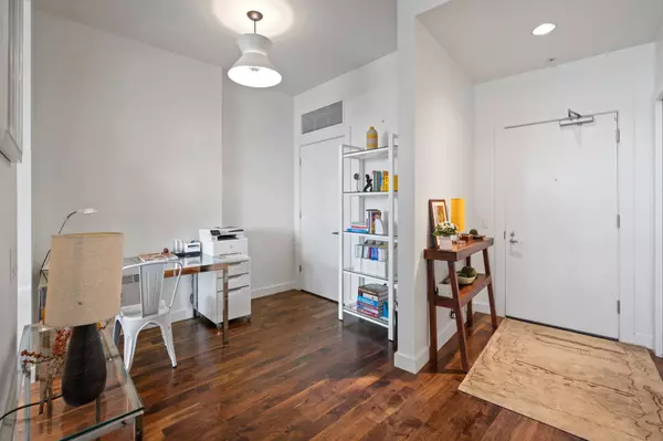 949 NW Overton St #608, Portland, OR 97209-3198