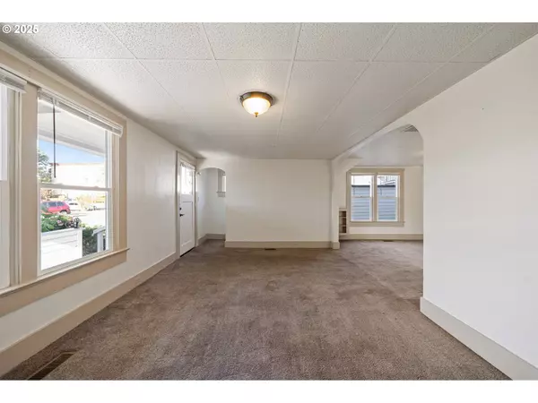 411 4TH ST, Oregon City, OR 97045