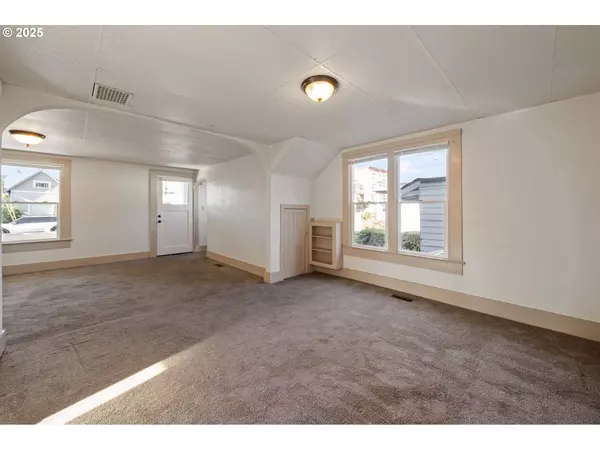 411 4TH ST, Oregon City, OR 97045