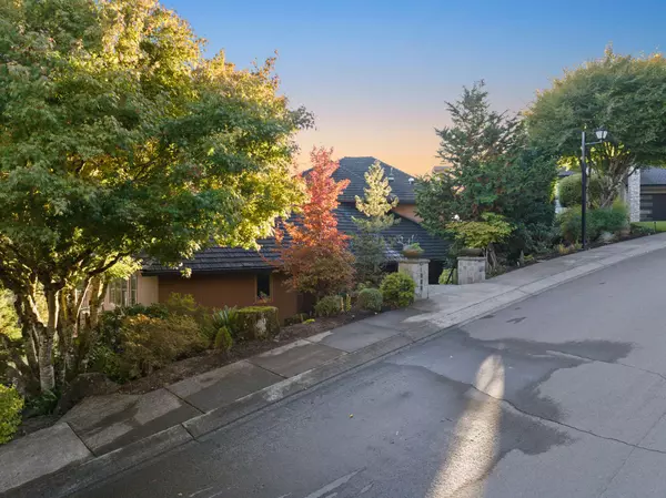 1592 View Lake Ct, Lake Oswego, OR 97034-3770