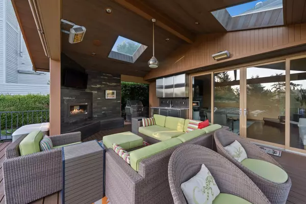 1592 View Lake Ct, Lake Oswego, OR 97034-3770