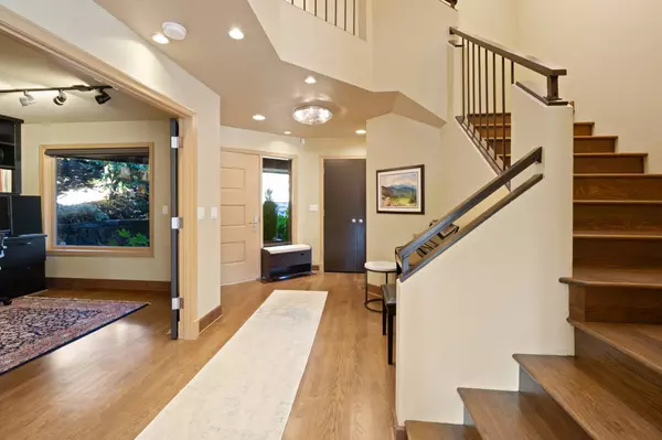 1592 View Lake Ct, Lake Oswego, OR 97034-3770