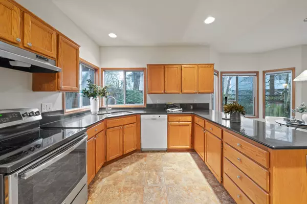 14390 Camden Ln, Lake Oswego, OR 97035-8744