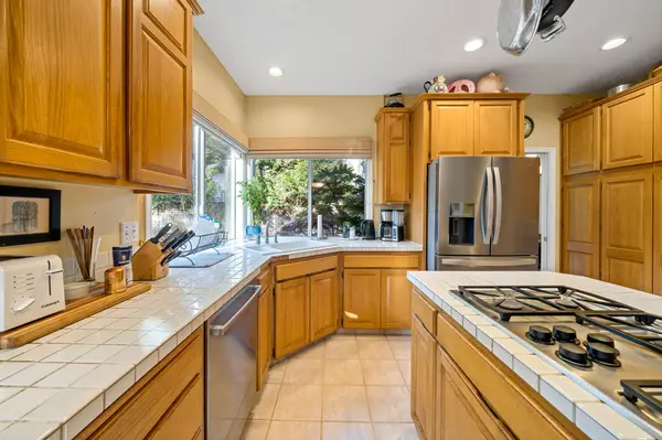 5300 Coventry Ct, Lake Oswego, OR 97035-8741