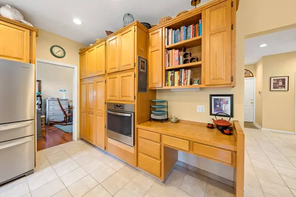 5300 Coventry Ct, Lake Oswego, OR 97035-8741