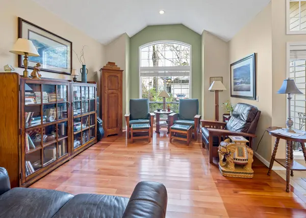 5300 Coventry Ct, Lake Oswego, OR 97035-8741