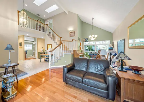 5300 Coventry Ct, Lake Oswego, OR 97035-8741