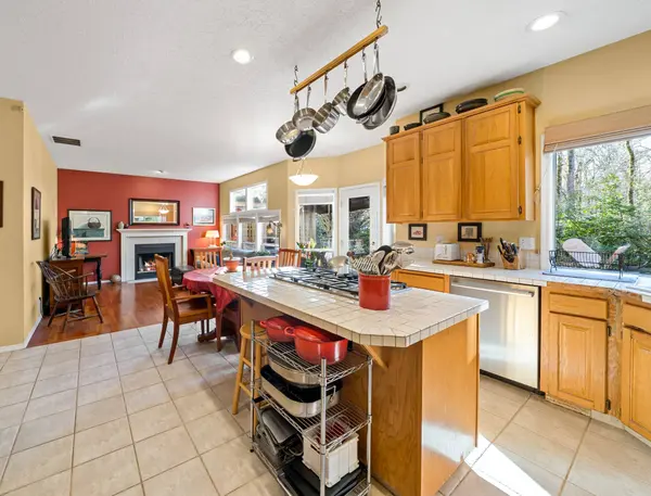 5300 Coventry Ct, Lake Oswego, OR 97035-8741