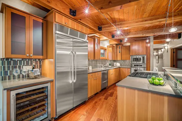 17281 Kelok Rd, Lake Oswego, OR 97034-5669