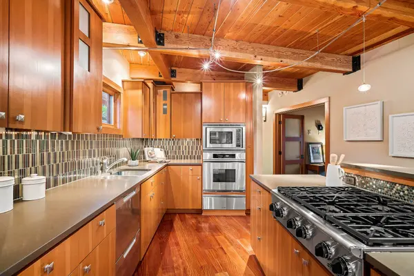 17281 Kelok Rd, Lake Oswego, OR 97034-5669