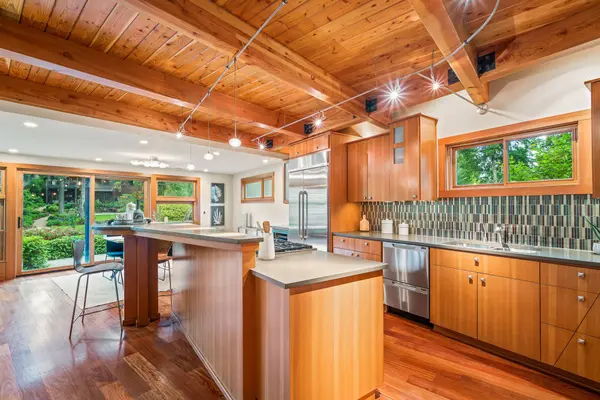 17281 Kelok Rd, Lake Oswego, OR 97034-5669