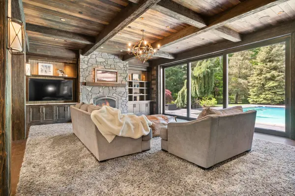 31553 SW Isle Way Ln, West Linn, OR 97068-9409