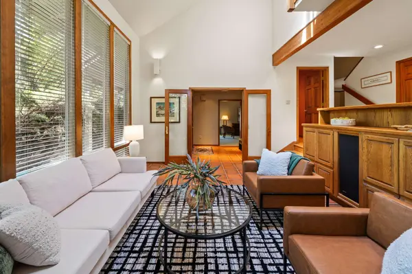 4273 Sundew Ct, Lake Oswego, OR 97035-1828