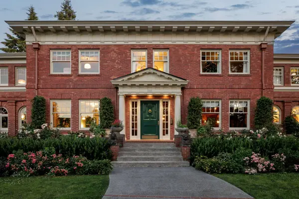 3360 SE Ankeny St, Portland, OR 97214-1946