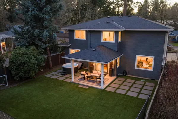 15986 Parker Rd, Lake Oswego, OR 97035-4032