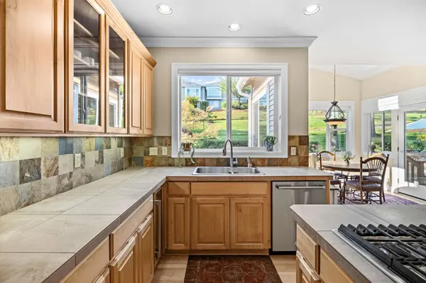 4735 Amherst Ct, Lake Oswego, OR 97035-5387