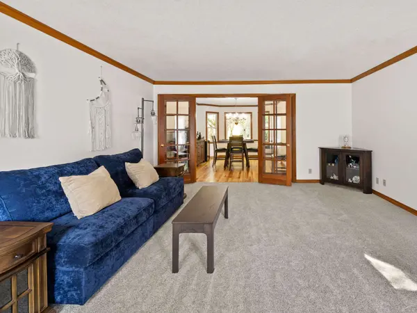 5754 Charles Cir, Lake Oswego, OR 97035-8710
