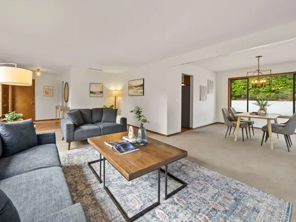 801 Timberline Dr, Lake Oswego, OR 97034-1660