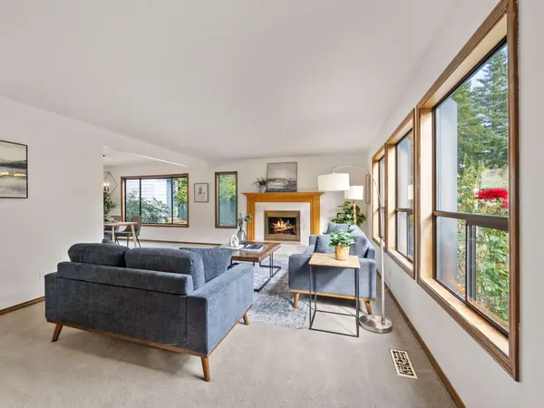 801 Timberline Dr, Lake Oswego, OR 97034-1660