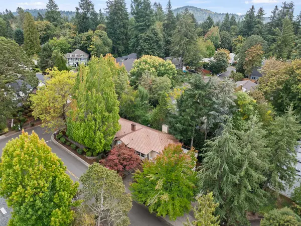 3600 Spring Ln, Lake Oswego, OR 97035-3520