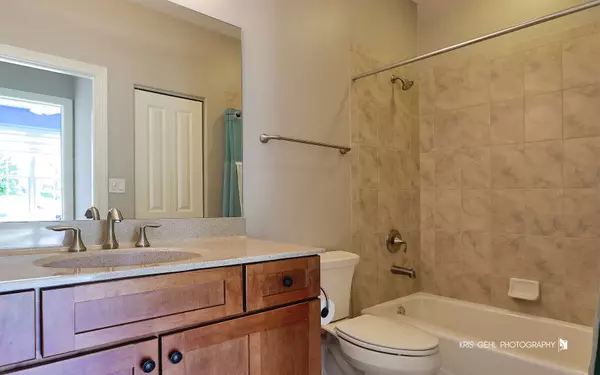 835 Woodglen LN, Lemont, IL 60439