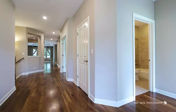 835 Woodglen LN, Lemont, IL 60439