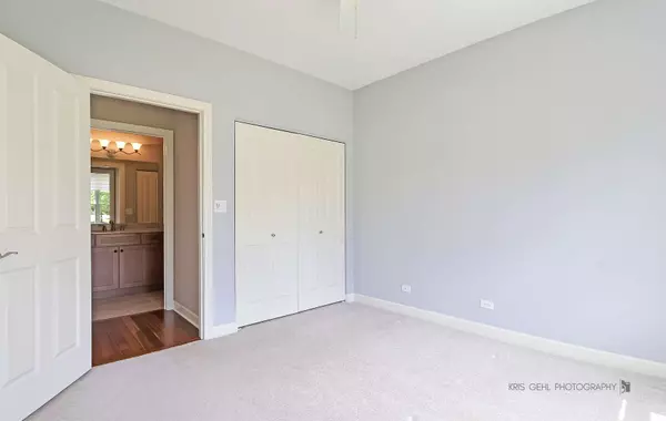 835 Woodglen LN, Lemont, IL 60439