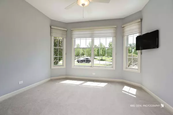 835 Woodglen LN, Lemont, IL 60439