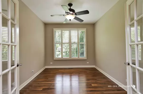 835 Woodglen LN, Lemont, IL 60439