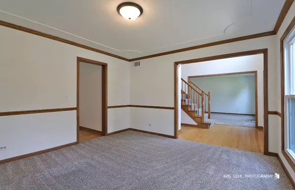 335 Pinecrest CT, Aurora, IL 60502