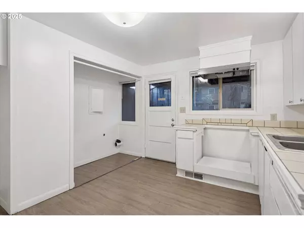 12030 NE HOLLADAY ST, Portland, OR 97220