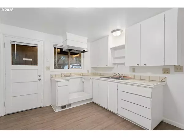 12030 NE HOLLADAY ST, Portland, OR 97220