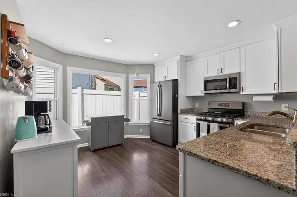 3132 Crestwood LN, Virginia Beach, VA 23453