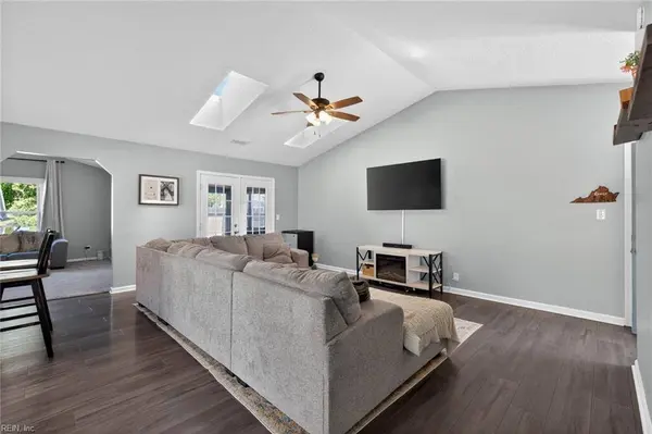 3132 Crestwood LN, Virginia Beach, VA 23453