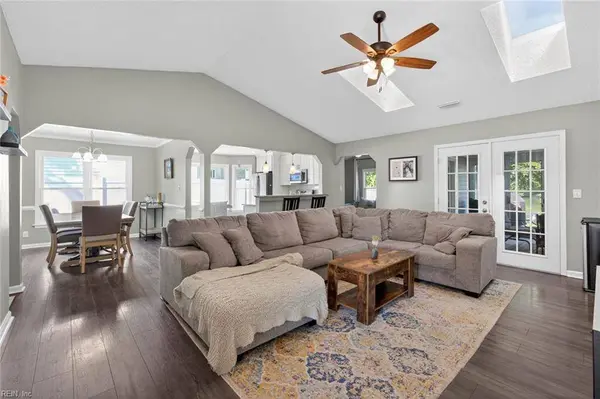 3132 Crestwood LN, Virginia Beach, VA 23453