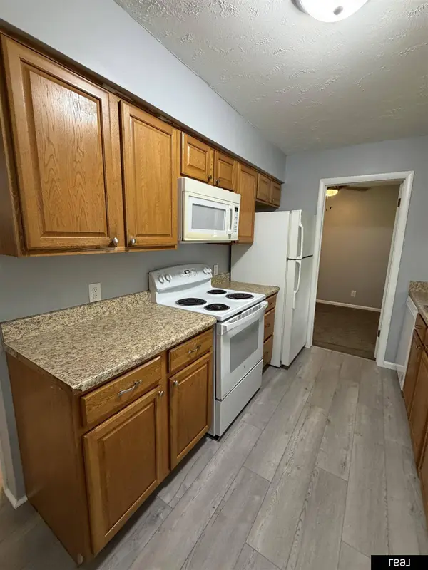1520 N 84 ST, Omaha, NE 68114