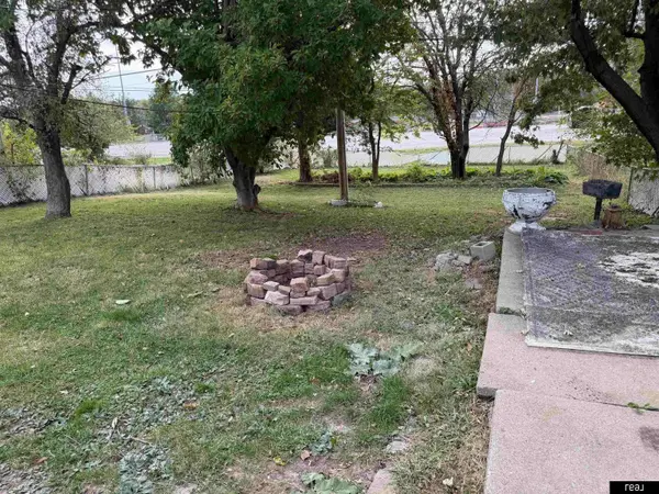 1520 N 84 ST, Omaha, NE 68114