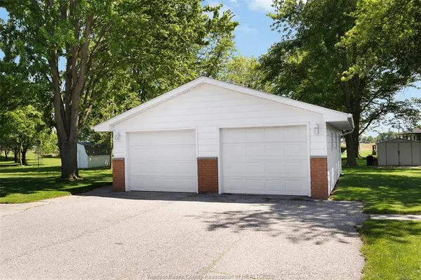 15527 COUNTY RD 8, Essex, ON N0R 1L0