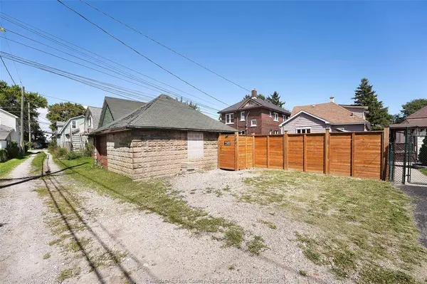 253 PIERRE Avenue, Windsor, ON N9A 2J6