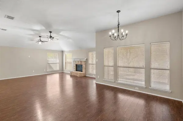 121 Wooded Creek Drive, Red Oak, TX 75154