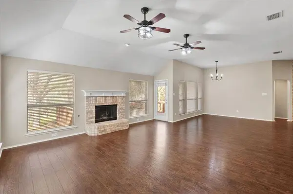 121 Wooded Creek Drive, Red Oak, TX 75154