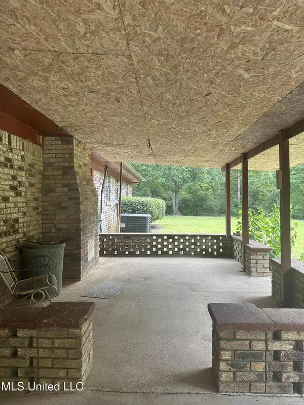 176 Crossroads Road, Lucedale, MS 39452