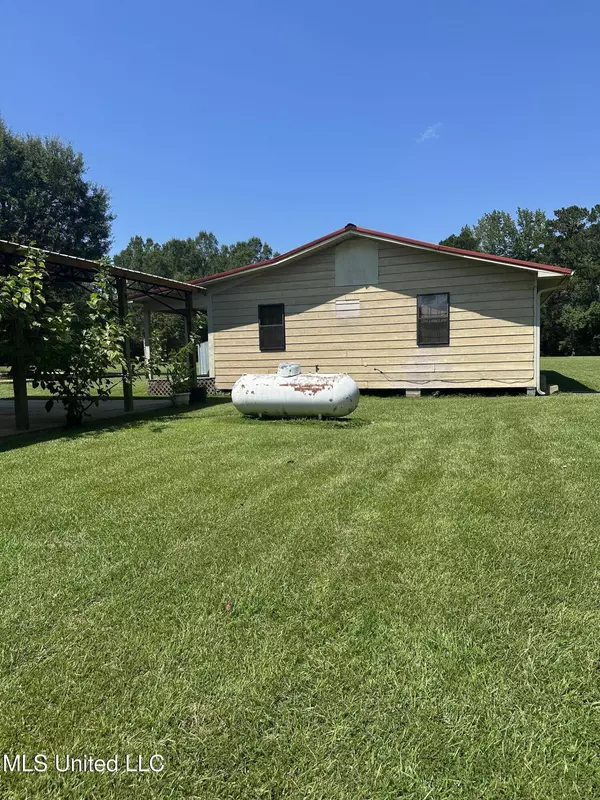 222 Mixon Lake Road, Lucedale, MS 39452